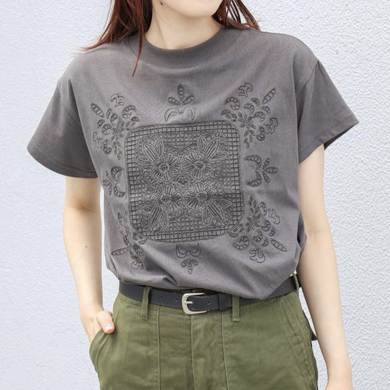 レース風刺繍Tシャツ